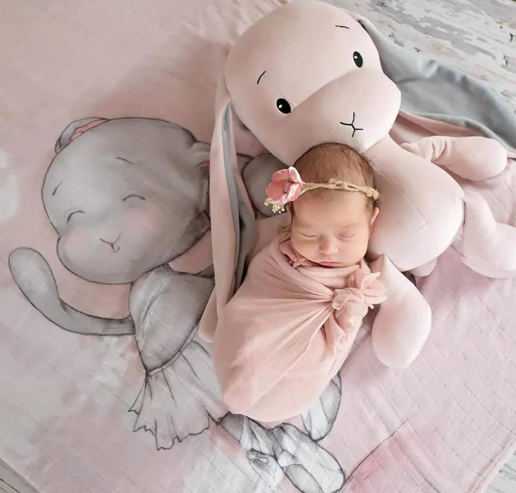 Od kiedy przytulanka dla niemowlaka? Kluczowe momenty i porady