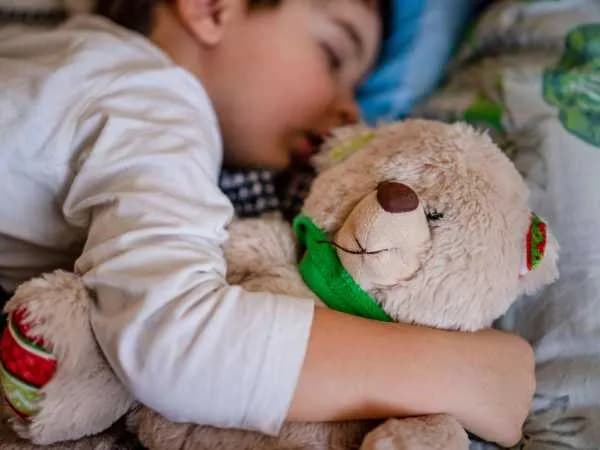 Jak nauczyć dziecko spać z przytulanką - sprawdzone sposoby na sen